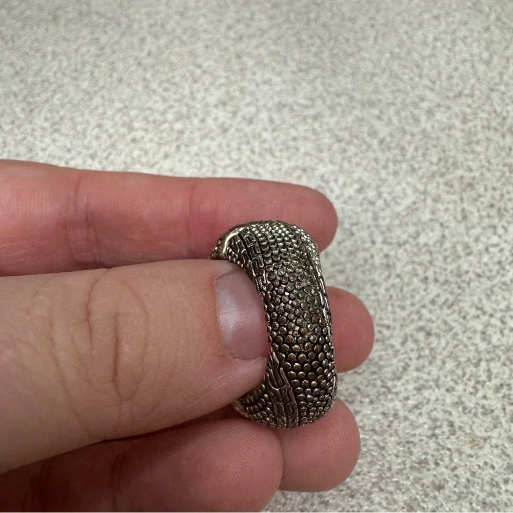 Silver metal textured‎ elastic ring